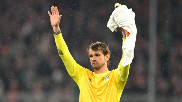 MUNICH, GERMANY - MARCH 05: Ivan Provedel of SS Lazio acknowledges the fans after the team's defeat in the UEFA Champions League 2023/24 round of 16 second leg match between FC Bayern München and SS Lazio at Allianz Arena on March 05, 2024 in Munich, Germany. (Photo by Christian Kaspar-Bartke/Getty Images) Provedel: “Demeriti nostri, fino all’1-0 era equilibrata. Sarà da stimolo per il futuro” - immagine 1