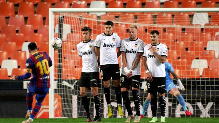 VALENCIA, SPAIN - MAY 02: Lionel Messi of FC Barcelona scores his sides third goal from a free kick during the La Liga Santander match between Valencia CF and FC Barcelona at Estadio Mestalla on May 02, 2021 in Valencia, Spain. Sporting stadiums around Spain remain under strict restrictions due to the Coronavirus Pandemic as Government social distancing laws prohibit fans inside venues resulting in games being played behind closed doors. (Photo by Manuel Queimadelos/Quality Sport Images/Getty Images) Aiuto, il Barcellona non segna più su punizione! L’ultimo gol 451 giorni fa… - immagine 1