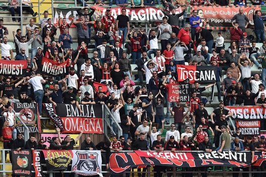 I tifosi rossoneri in trasferta (zimbio.com) 