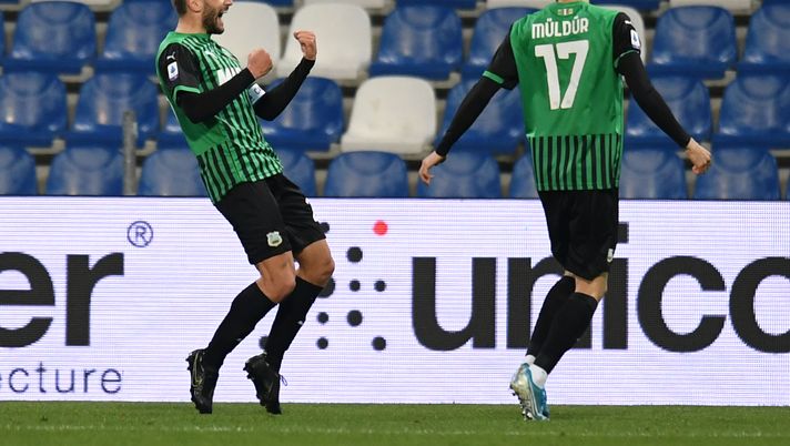 REGGIO NELL'EMILIA, ITALY - APRIL 24: Domenico Berardi of Sassuolo celebrates after scoring their team's first goal during the Serie A match between US Sassuolo and UC Sampdoria at Mapei Stadium - Città del Tricolore on April 24, 2021 in Reggio nell'Emilia, Italy. Sporting stadiums around Italy remain under strict restrictions due to the Coronavirus Pandemic as Government social distancing laws prohibit fans inside venues resulting in games being played behind closed doors. (Photo by Alessandro Sabattini/Getty Images) REGGIO NELL'EMILIA, ITALY - APRIL 24: Domenico Berardi of Sassuolo celebrates after scoring their team's first goal during the Serie A match between US Sassuolo and UC Sampdoria at Mapei Stadium - Città del Tricolore on April 24, 2021 in Reggio nell'Emilia, Italy. Sporting stadiums around Italy remain under strict restrictions due to the Coronavirus Pandemic as Government social distancing laws prohibit fans inside venues resulting in games being played behind closed doors. (Photo by Alessandro Sabattini/Getty Images)
