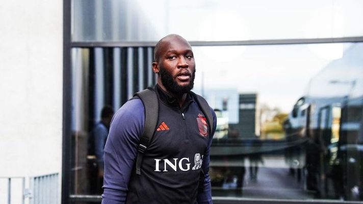 ATTENTION EDITORS - HAND OUT PICTURES - EDITORIAL USE WITH STORY ON RED DEVILS DEPARTURE TO WORLD CUP 2022 ONLY - MANDATORY CREDIT RBFA
Hand out pictures released on Tuesday 15 November 2022, by The Belgian Football Association shows Belgium's Romelu Lukaku pictured at the departure of the Red Devils from the Proximus Basecamp in Tubize to Brussels Airport, ahead of the FIFA 2022 World Cup in Qatar. The Red Devils fly to Kuwait, where they will prepare for the World Cup.
HAND OUT - RBFA (Photo by HAND OUT - RBFA / BELGA MAG / Belga via AFP) (Photo by HAND OUT - RBFA/BELGA MAG/AFP via Getty Images) NEWS – Novità Lukaku! Kostic, Vlahovic, Pellegrini, Wijnaldum, Belotti, Udogie, Sottil… - immagine 1