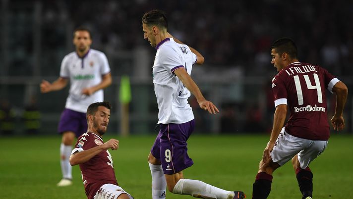 TURIN, ITALY - OCTOBER 02:  Mirko Valdifiori (L) of FC Torino tackles Nikola Kalinic of ACF Fiorentina during the Serie A match between FC Torino and ACF Fiorentina at Stadio Olimpico di Torino on October 2, 2016 in Turin, Italy.  (Photo by Valerio Pennicino/Getty Images) 