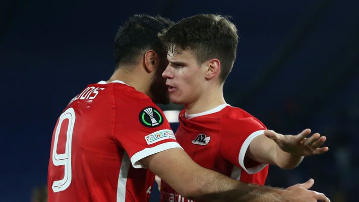 ROME, ITALY - MARCH 07: Milos Kerkez of AZ Alkmaar celebrates with Evangelos Pavlidis of AZ Alkmaar after scoring the team's second goal during the UEFA Europa Conference League round of 16 leg one match between SS Lazio and AZ Alkmaar at Stadio Olimpico on March 07, 2023 in Rome, Italy. (Photo by Paolo Bruno/Getty Images) Conference, Lazio-AZ-Alkmaar 1-2: Pavlidis e Kerkez ribaltano l’andata degli ottavi - immagine 1