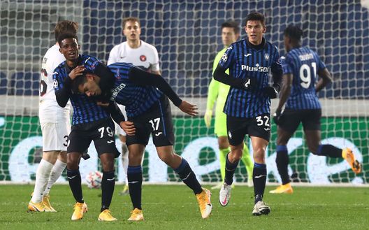  BERGAMO, ITALY - DECEMBER 01: Cristian Romero #17 of Atalanta BC celebrates his goal with his team-mate Diallo Amad Traore (L) during the UEFA Champions League Group D stage match between Atalanta BC and FC Midtjylland at Gewiss Stadium on December 1, 2020 in Bergamo, Italy. (Photo by Marco Luzzani/Getty Images) 