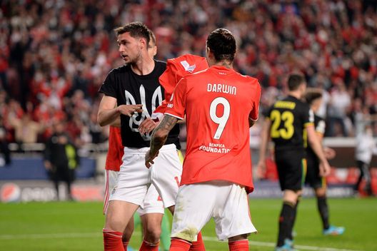 LISBON, PORTUGAL - FEBRUARY 23: Roman Yaremchuk of Benfica celebrates with teammate Darwin Nunez after scoring their team's second goal during the UEFA Champions League Round Of Sixteen Leg One match between SL Benfica and AFC Ajax at Estadio da Luz on February 23, 2022 in Lisbon, Portugal. (Photo by Octavio Passos/Getty Images) Yaremchuk: “In questo momento è difficile parlare solo di calcio, è un momento difficile per il mio paese” - immagine 1