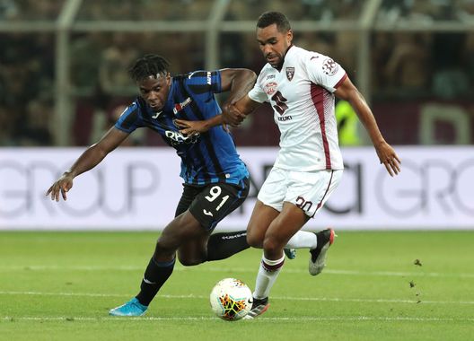  PARMA, ITALY - SEPTEMBER 01: Duvan Zapata of Atalanta BC competes for the ball with Koffi Djidji of Torino FC during the Serie A match between Atalanta BC and Torino FC at Stadio Ennio Tardini on September 1, 2019 in Parma, Italy. (Photo by Emilio Andreoli/Getty Images) 