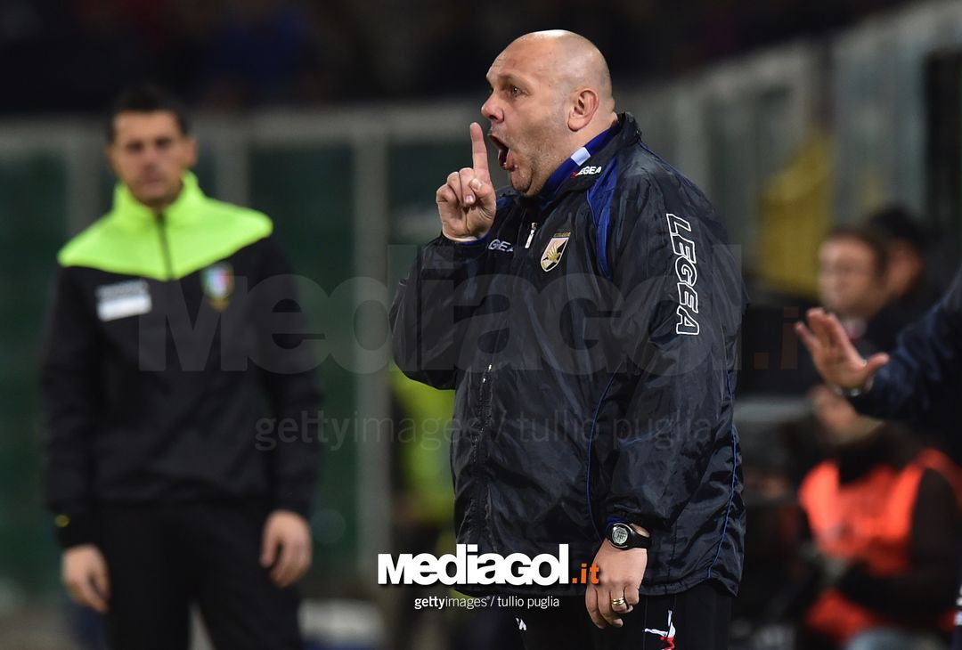  PALERMO, ITALY - MARCH 10:  head coach Bruno Tedino of Palermo gestures during the serie B match between US Citta di Palermo and Frosinone  at Stadio Renzo Barbera on March 10, 2018 in Palermo, Italy.  (Photo by Tullio M. Puglia/Getty Images) 