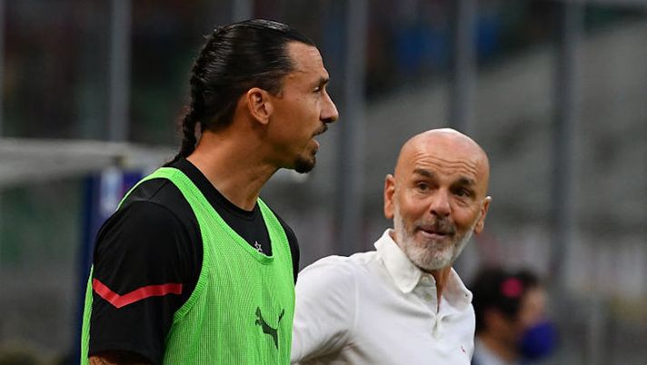 AC Milans Italian coach Stefano Pioli (R) speaks with AC Milans Swedish forward Zlatan Ibrahimovic (L) during the Italian Serie A football match between AC Milan and Lazio at The San Siro Stadium in Milan, on September 12, 2021. (Photo by Isabella BONOTTO / AFP) (Photo by ISABELLA BONOTTO/AFP via Getty Images) Milan, ancora differenziato per Ibra: la Juve si allontana ancora di più - immagine 1