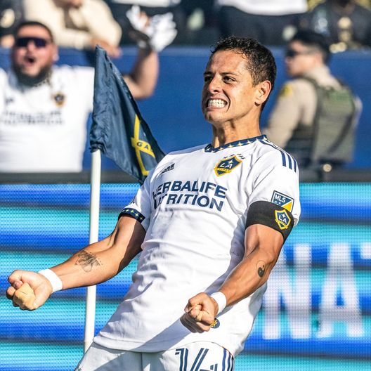 Chicharito Hernandez, il connazionale e rivale Galaxy di Carlos Vela... Allarme Carlos Vela: ma il capitano messicano ci sarà nel derby di Los Angeles- immagine 2