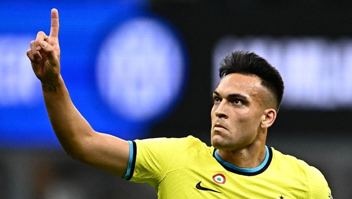 Inter Milan's Argentinian forward Lautaro Martinez celebrates after scoring his side's third goal during the Italian Serie A football match between Inter and Sassuolo on May 13, 2023 at the Giuseppe-Meazza (San Siro) stadium in Milan. (Photo by GABRIEL BOUYS / AFP) (Photo by GABRIEL BOUYS/AFP via Getty Images) Da Lukaku, Gosens e de Vrij alla gestione di Dzeko e Lautaro: le novità di formazione nell’Inter - immagine 1