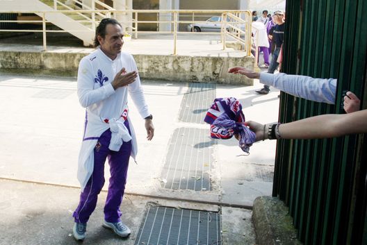 Germogli ph: 27 Maggio 2010 Firenze stadio Artemio Franchi tifosi attendono Cesare Prandelli in rientro con la Fiorentina dal Canadanella foto Prandelli saluta i tifosi Germogli ph: 27 Maggio 2010 Firenze stadio Artemio Franchi tifosi attendono Cesare Prandelli in rientro con la Fiorentina dal Canadanella foto Prandelli saluta i tifosi
