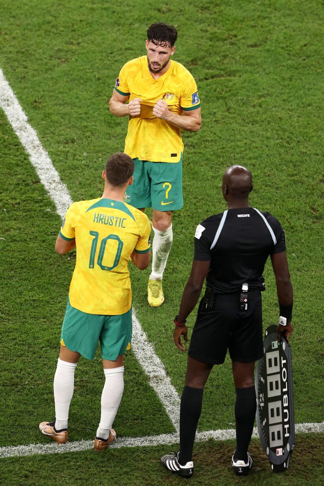 AL WAKRAH, QATAR - NOVEMBER 30: Mathew Leckie and Ajdin Hrustic of Australia prepare for a substitution during the FIFA World Cup Qatar 2022 Group D match between Australia and Denmark at Al Janoub Stadium on November 30, 2022 in Al Wakrah, Qatar. (Photo by Robert Cianflone/Getty Images) Mondiali, Hrustic passa agli ottavi con l’Australia- immagine 2