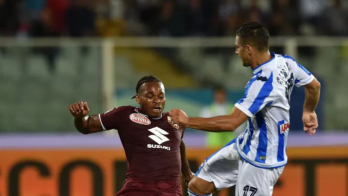 PESCARA, ITALY - SEPTEMBER 21: Joel Obi of FC Torino and Gianluca Caprari of Pescara Calcio in action during the Serie A match between Pescara Calcio and FC Torino at Adriatico Stadium on September 21, 2016 in Pescara, Italy.  (Photo by Giuseppe Bellini/Getty Images)