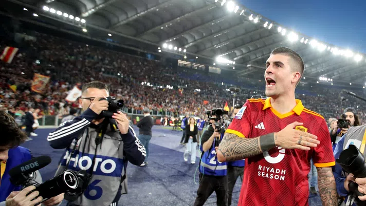 Roma, Mancini sventola una bandiera anti-Lazio: rischia la squalifica - immagine 1