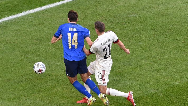 TURIN, ITALY - OCTOBER 10: Federico Chiesa of Italy is fouled by Timothy Castagne of Belgium leading to a penalty being awarded during the UEFA Nations League 2021 Third Place Match between Italy and Belgium at Juventus Stadium on October 10, 2021 in Turin, Italy. (Photo by Massimo Rana - Pool/Getty Images) TURIN, ITALY - OCTOBER 10: Federico Chiesa of Italy is fouled by Timothy Castagne of Belgium leading to a penalty being awarded during the UEFA Nations League 2021 Third Place Match between Italy and Belgium at Juventus Stadium on October 10, 2021 in Turin, Italy. (Photo by Massimo Rana - Pool/Getty Images)