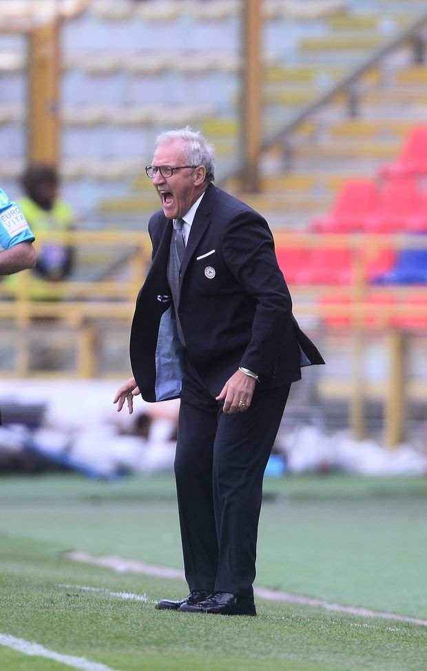 BOLOGNA, ITALY - APRIL 30: Luigi Del Neri head coach of Udinese Calcio gestures during the Serie A match between Bologna FC and Udinese Calcio at Stadio Renato Dall'Ara on April 30, 2017 in Bologna, Italy. (Photo by Mario Carlini / Iguana Press/Getty Images) BOLOGNA, ITALY - APRIL 30: Luigi Del Neri head coach of Udinese Calcio gestures during the Serie A match between Bologna FC and Udinese Calcio at Stadio Renato Dall'Ara on April 30, 2017 in Bologna, Italy. (Photo by Mario Carlini / Iguana Press/Getty Images)