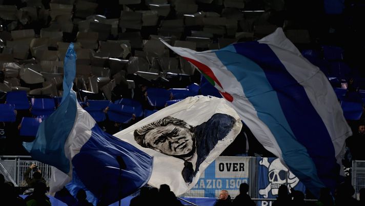 tifosi Lazio con bandiera Maestrelli