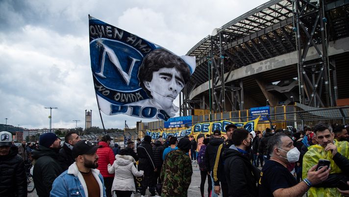 NAPLES, ITALY - NOVEMBER 25: Supporters of Boca Juniors and Napoli near the statue of Diego Armando Maradona located near the stadium on November 25, 2021 in Naples, Italy. A year on after the football star's death, Maradona is still the idol of all Neapolitans, marked by tributes all over the city. (Photo by Ivan Romano/Getty Images) FOTO Scambio di maglie Napoli-Gimnasia nel nome di Maradona - immagine 1