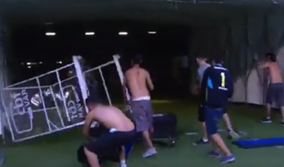 Gol annullato al Gremio: i tifosi distruggono il box VAR Gol annullato al Gremio: i tifosi distruggono il box VAR