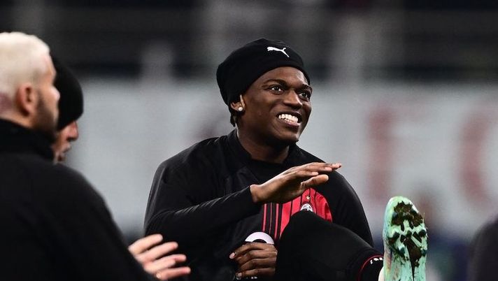 AC Milan's Portuguese forward Rafael Leao stretches prior to the UEFA Champions League round of 16, first leg football match between AC Milan and Tottenham Hotspur on February 14, 2023 at the San Siro stadium in Milan. (Photo by Marco BERTORELLO / AFP) (Photo by MARCO BERTORELLO/AFP via Getty Images) Sky: “Milan, o panchina o tribuna per Leao: non sarà titolare contro l’Inter” - immagine 1