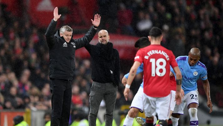 MANCHESTER, ENGLAND - MARCH 08: Ole Gunnar Solskjaer, Manager of Manchester United and Pep Guardiola, Manager of Manchester City looks on during the Premier League match between Manchester United and Manchester City at Old Trafford on March 08, 2020 in Manchester, United Kingdom. (Photo by Michael Regan/Getty Images) Derby a parti invertite? Redknapp sicuro: “In questo United anche Guardiola farebbe fatica” - immagine 1
