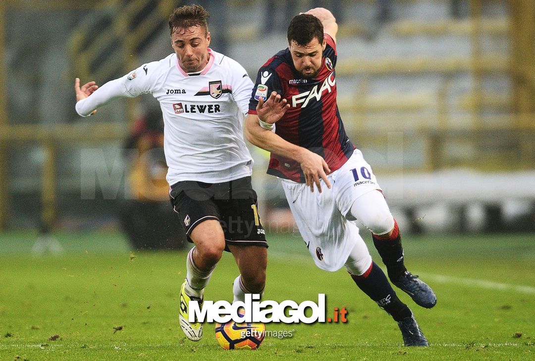  BOLOGNA, ITALY - NOVEMBER 20: Mattia Destro # 10 of Bologna FC in action during the Serie A match between Bologna FC and US Citta di Palermo at Stadio Renato Dall'Ara on November 20, 2016 in Bologna, Italy.  (Photo by Mario Carlini / Iguana Press/Getty Images) 