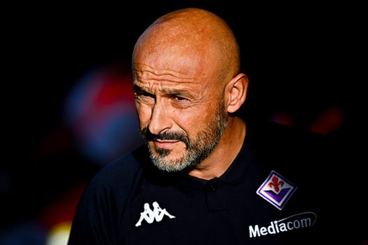 LA SPEZIA, ITALY - OCTOBER 30: Vincenzo Italiano head coach of Fiorentina looks on prior to kick-off in the Serie A match between Spezia Calcio and ACF Fiorentina at Stadio Alberto Picco on October 30, 2022 in La Spezia, Italy. (Photo by Simone Arveda/Getty Images) Italiano
