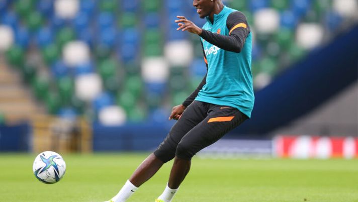 BELFAST, NORTHERN IRELAND - AUGUST 10: Tammy Abraham of Chelsea in action during a Chelsea FC Training Session ahead of the UEFA Super Cup 2021 match between Chelsea FC and Villarreal at Windsor Park on August 10, 2021 in Belfast, Northern Ireland. (Photo by Catherine Ivill/Getty Images) Di Marzio: “Abraham e la chiamata di Mourinho: cosa succede tra Roma e Arsenal” - immagine 1