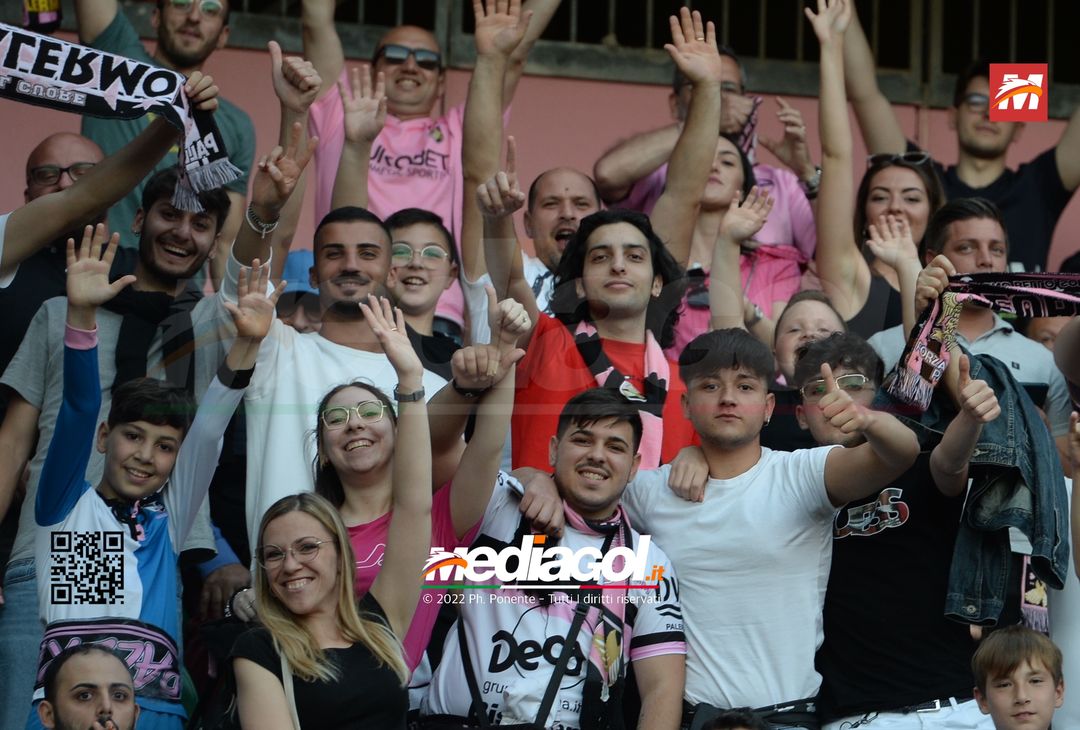 Fototifo, i tifosi allo stadio per Palermo-Feralpisaló 1-0 (gallery) - immagine 92