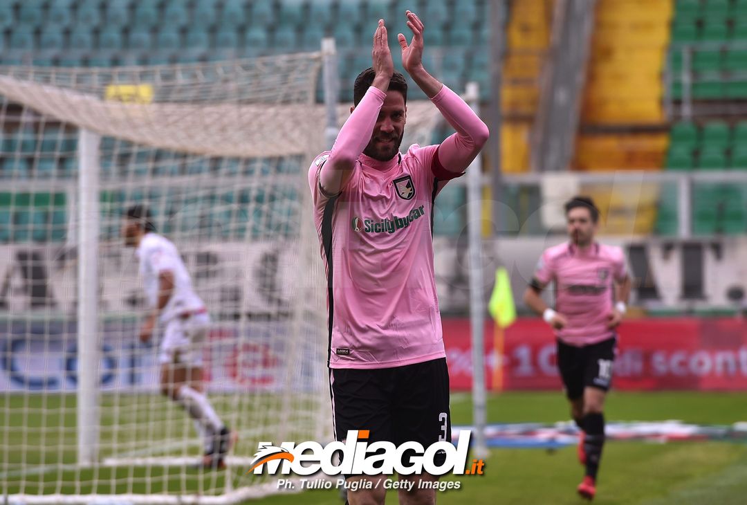 PALERMO, ITALY - MARCH 25:  Andrea Rispoli of Palermo celebrates after Igor Coronado's second goal during the serie B match between US Citta di Palermo and Carpi FC at Stadio Renzo Barbera on March 25, 2018 in Palermo, Italy.  (Photo by Tullio M. Puglia/Getty Images) 