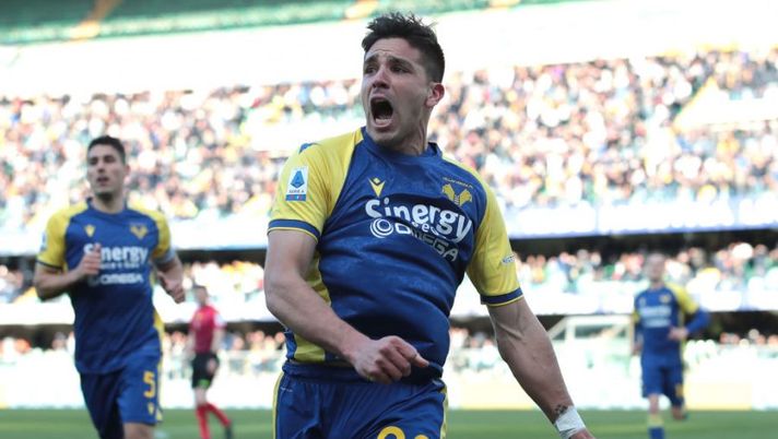 VERONA, ITALY - FEBRUARY 27: Giovanni Simeone of Hellas Verona celebrates after scoring the opening goal during the Serie A match between Hellas Verona and Venezia FC at Stadio Marcantonio Bentegodi on February 27, 2022 in Verona, Italy. (Photo by Emilio Andreoli/Getty Images) Verona, Simeone è la certezza: le prove di formazione e le ultime sul recupero di Barak - immagine 1