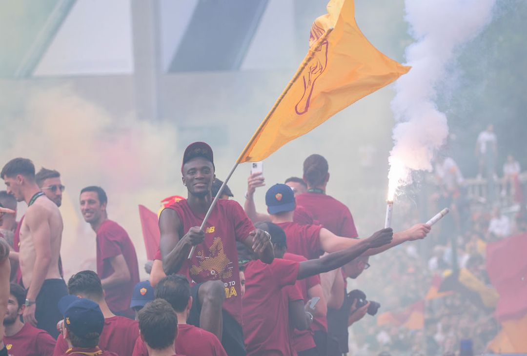 Roma, il popolo giallorosso in festa visto dal pullman della squadra – FOTO GALLERY - immagine 41