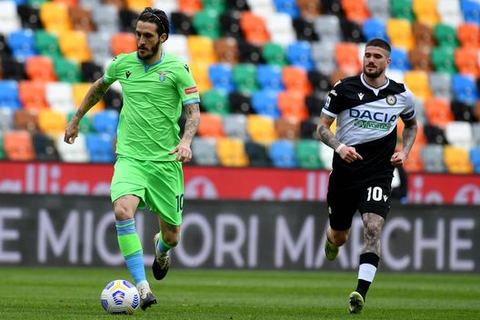  UDINE, ITALY - MARCH 21: Luis Alberto of SS Lazio compete for the ball with Rodrigo De Paul of Udinese Calcio during the Serie A match between Udinese Calcio and SS Lazio at Dacia Arena on March 21, 2021 in Udine, Italy. (Photo by Marco Rosi/Getty Images) 