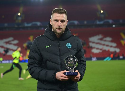 LIVERPOOL, ENGLAND - MARCH 08: Milan Skriniar of FC Internazionale poses with the player of the mtch award following the UEFA Champions League Round Of Sixteen Leg Two match between Liverpool FC and FC Internazionale at Anfield on March 08, 2022 in Liverpool, England. (Photo by Mattia Ozbot - Inter/Getty Images) Inter, ecco cosa serve per Dybala. La posizione su Dumfries, De Vrij e Pinamonti- immagine 2