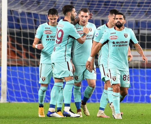 GENOA, ITALY - NOVEMBER 04: The players of Torino FC celebrate after the second score of Sasa Lukic during the Serie A match between Genoa CFC and Torino FC at Stadio Luigi Ferraris on November 4, 2020 in Genoa, Italy. (Photo by Paolo Rattini/Getty Images) 