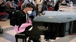VIDEO Palermo, Perrotta sorprende: l’ex Bari suona il pianoforte in aeroporto