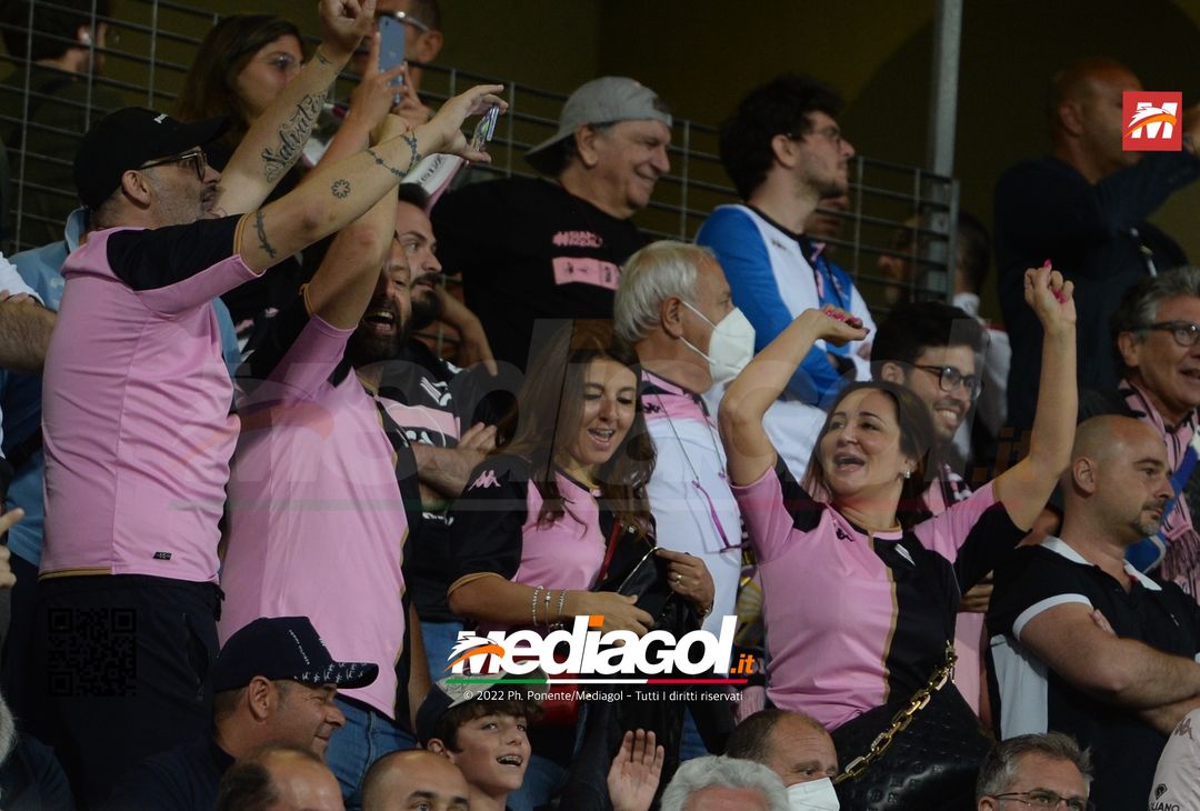 Fototifo, facce da Serie B. I tifosi allo stadio per Palermo-Padova 1-0 - immagine 143