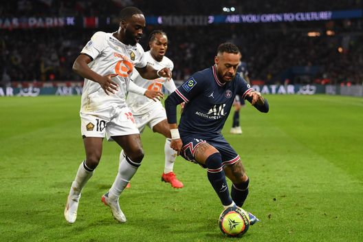 PARIS, FRANCE - OCTOBER 29: Neymar of Paris Saint-Germain holds off Nanitamo Jonathan Ikone of Lille during the Ligue 1 Uber Eats match between Paris Saint Germain and Lille OSC at Parc des Princes on October 29, 2021 in Paris, France. (Photo by Justin Setterfield/Getty Images) PARIS, FRANCE - OCTOBER 29: Neymar of Paris Saint-Germain holds off Nanitamo Jonathan Ikone of Lille during the Ligue 1 Uber Eats match between Paris Saint Germain and Lille OSC at Parc des Princes on October 29, 2021 in Paris, France. (Photo by Justin Setterfield/Getty Images)