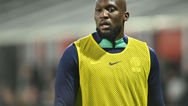 CREMONA, ITALY - JANUARY 28: Romelu Lukaku of FC Internazionale looks on before entering the pitch during the Serie A match between US Cremonese and FC Internazionale at Stadio Giovanni Zini on January 28, 2023 in Cremona, Italy. (Photo by Marco M. Mantovani/Getty Images) Sky: “Lukaku e novità a sinistra, le ultime sulla probabile formazione dell’Inter” - immagine 1