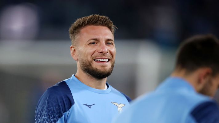ROME, ITALY - NOVEMBER 10: Ciro Immobile of SS Lazio smiles prior to the Serie A match between SS Lazio and AC Monza at Stadio Olimpico on November 10, 2022 in Rome, Italy. (Photo by Paolo Bruno/Getty Images) Immobile, spezzone dal 1′ o a gara in corso? Le ultimissime verso Monza-Lazio - immagine 1