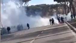 Roma-Lazio, le immagini degli scontri fra gli ultras delle due squadre