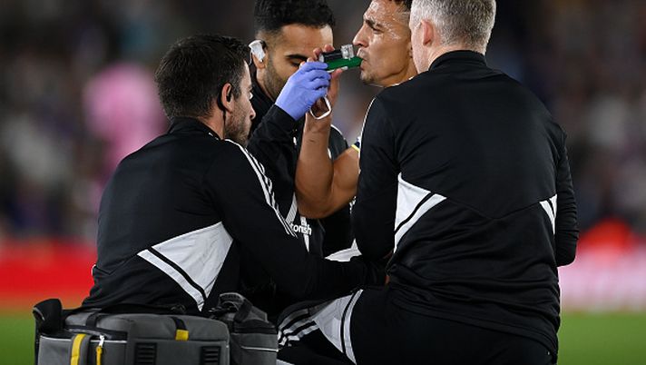 LEEDS, ENGLAND - AUGUST 30: Rodrigo Moreno of Leeds United receives medical treatment after being challenged by Jordan Pickford (not pictured) of Everton during the Premier League match between Leeds United and Everton FC at Elland Road on August 30, 2022 in Leeds, England. (Photo by Michael Regan/Getty Images) GRANDE SPAVENTO LEEDS