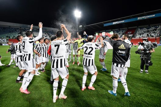 La Juventus festeggia a Reggio Emilia la vittoria della Coppa Italia contro l'Atalanta al termine del match vinto per 2-1 La Juventus festeggia a Reggio Emilia la vittoria della Coppa Italia contro l'Atalanta al termine del match vinto per 2-1