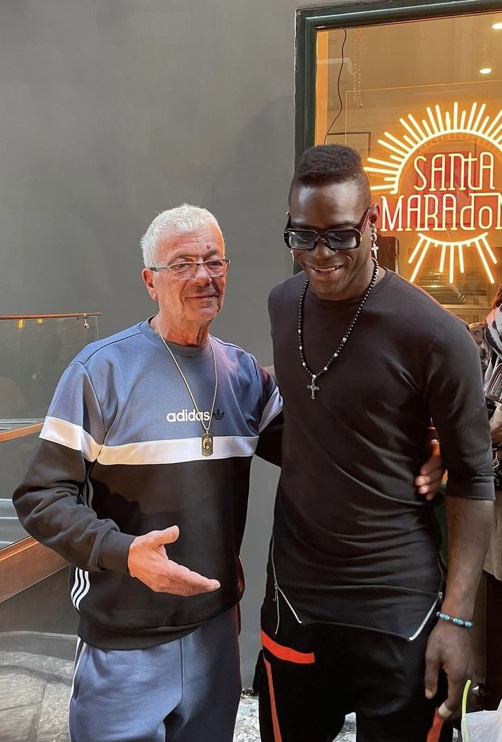 FOTO Balotelli è a Napoli: visita a sorpresa al murale di Maradona - immagine 4