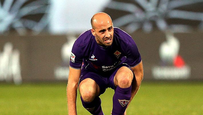 FLORENCE, ITALY - JANUARY 09: Borja Valero of ACF Fiorentina shows his dejection during the Serie A match between ACF Fiorentina and SS Lazio at Stadio Artemio Franchi on January 9, 2016 in Florence, Italy. (Photo by Gabriele Maltinti/Getty Images) Fiorentina, gli ultimi aggiornamenti sull’infortunio di Borja Valero - immagine 1