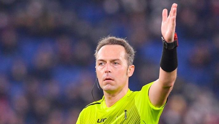 Roma-Verona, la moviola: espulso Mourinho. Esce facendo il gesto del telefono - immagine 1