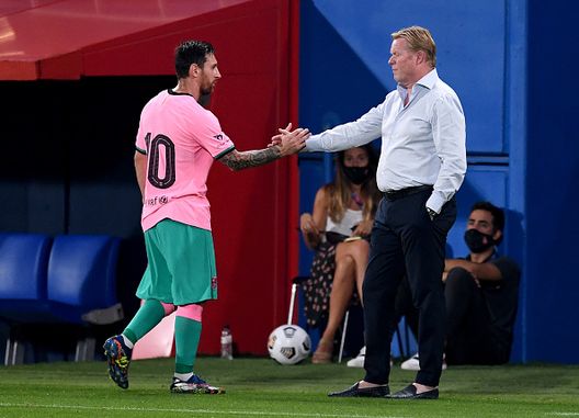 Lionel Messi del Barcellona stringe la mano a Ronald Koeman, allenatore dell'FC Barcelona, dopo essere stato sostituito durante l'amichevole pre-campionato tra l'FC Barcelona e il Girona all'Estadi Johan Cruyff il 16 settembre 2020 a Barcellona Koeman punta su Depay tra infortuni e scelte tattiche: “Sarà pronto”- immagine 5