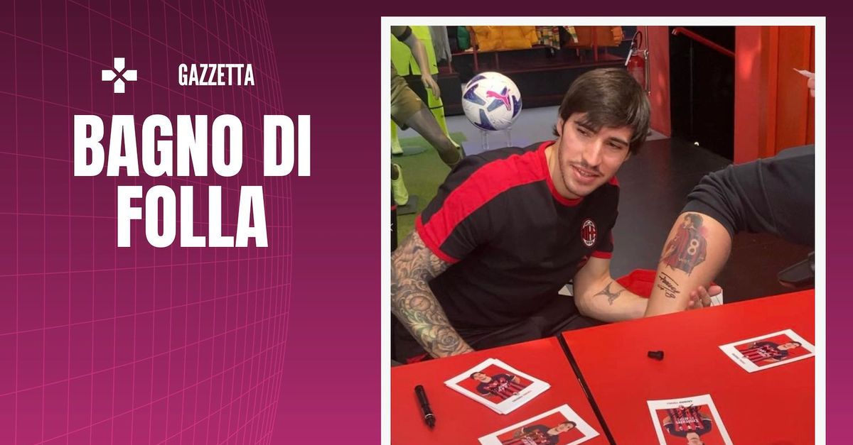 Tonali, autografi e selfie con i tifosi del Milan: “Noi una cosa sola”
