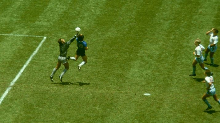 MEXICO CITY, MEXICO - JUNE 22: Argentina player Diego Maradona outjumps England goalkeeper Peter Shilton to score with his 'Hand of God' goal as England defenders Kenny Sansom (top) Gary Stevens (c) and Terry Fenwick look on during the 1986 FIFA World Cup Quarter Final at the Azteca Stadium on June 22, 1986 in Mexico City, Mexico. (Photo by Allsport/Getty Images) Maradona, il pallone della “Mano di Dio” verrà messo all’asta negli USA: il prezzo - immagine 1