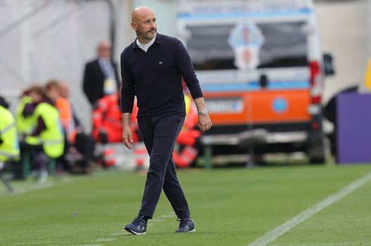 FLORENCE, ITALY - MAY 14: Head coach Vincenzo Italiano manager of ACF Fiorentina looks on during the Serie A match between ACF Fiorentina and Udinese Calcio at Stadio Artemio Franchi on May 14, 2023 in Florence, Italy. (Photo by Gabriele Maltinti/Getty Images) italiano